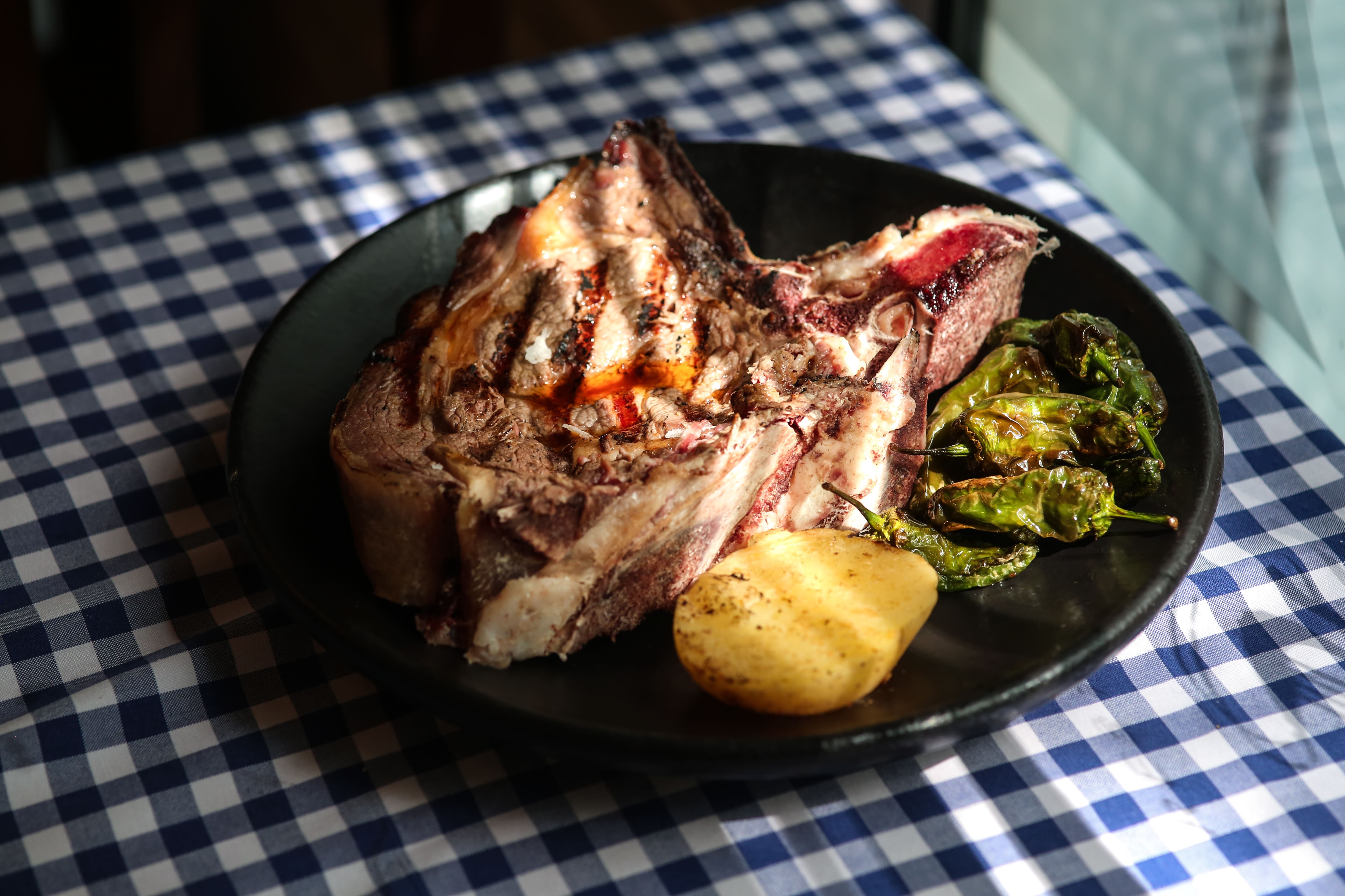 Carne asada con pimientos del Padrón y patata