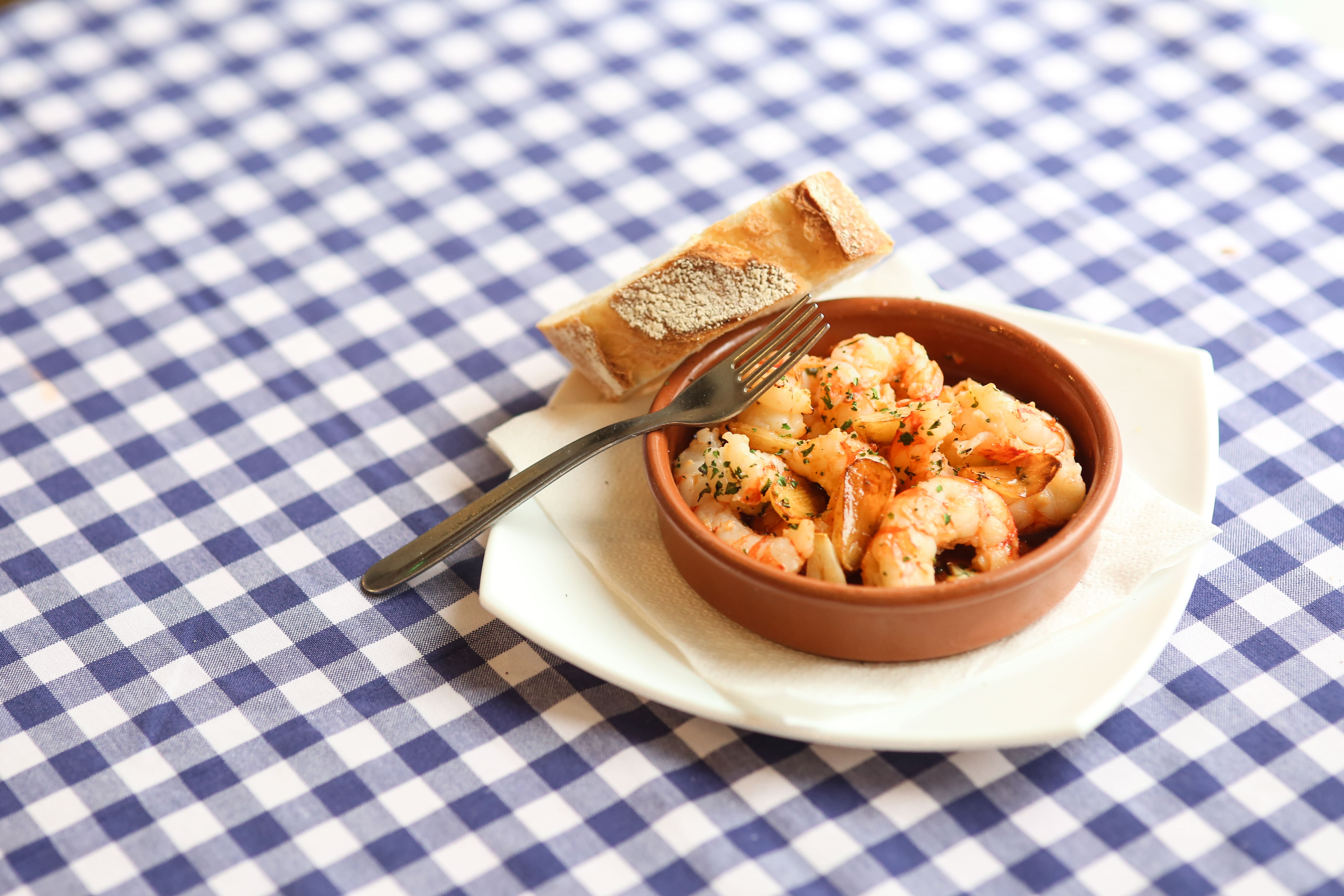Cazuela de gambas al ajillo con pan