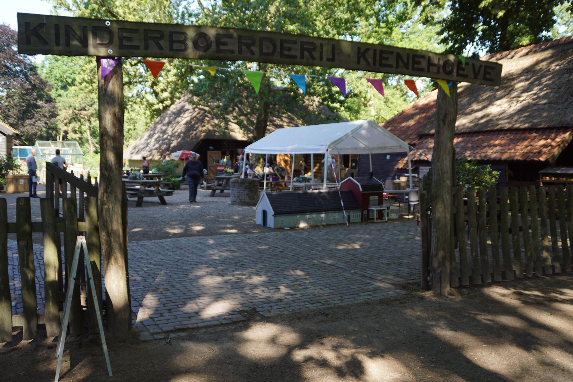 Help een handje bij de levendige kinderboerderij!