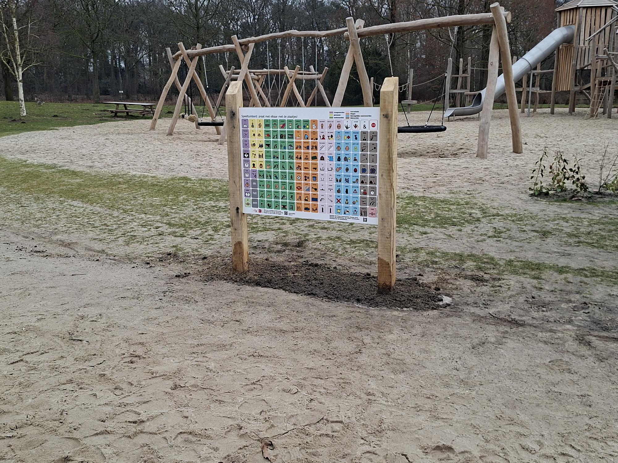 Communicatiebord geplaatst bij speeltuin Kienehoef