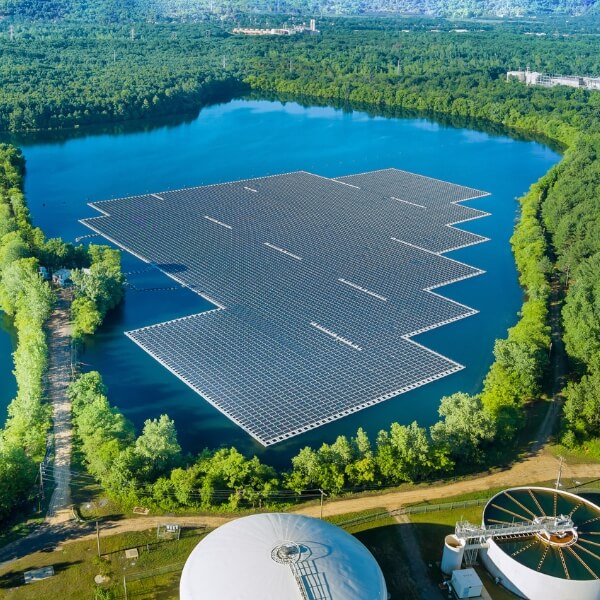 Installation de panneaux solaires flottant