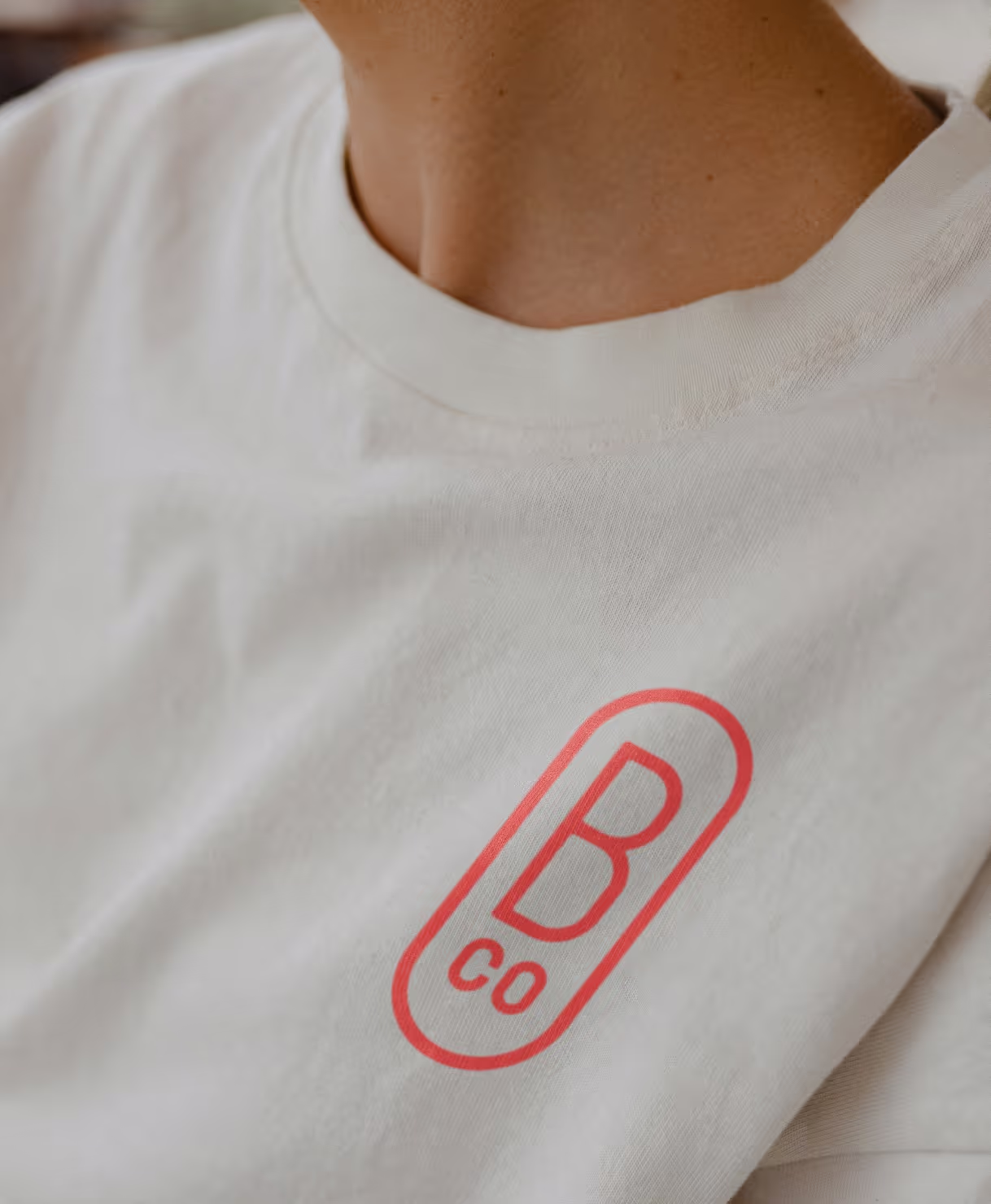 Een t-shirt met het symbool van Broodjes & Co ter hoogte van de linkerborst.