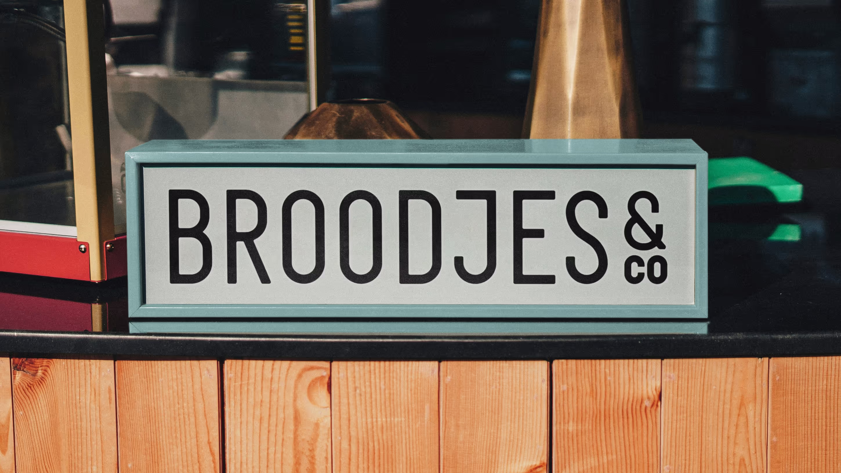 Een lichtbak met het logo van Broodjes & Co.