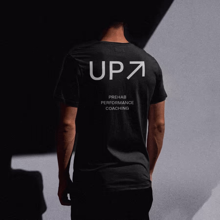 Een shirt met een bedrukking van Uprise op de bovenrug.