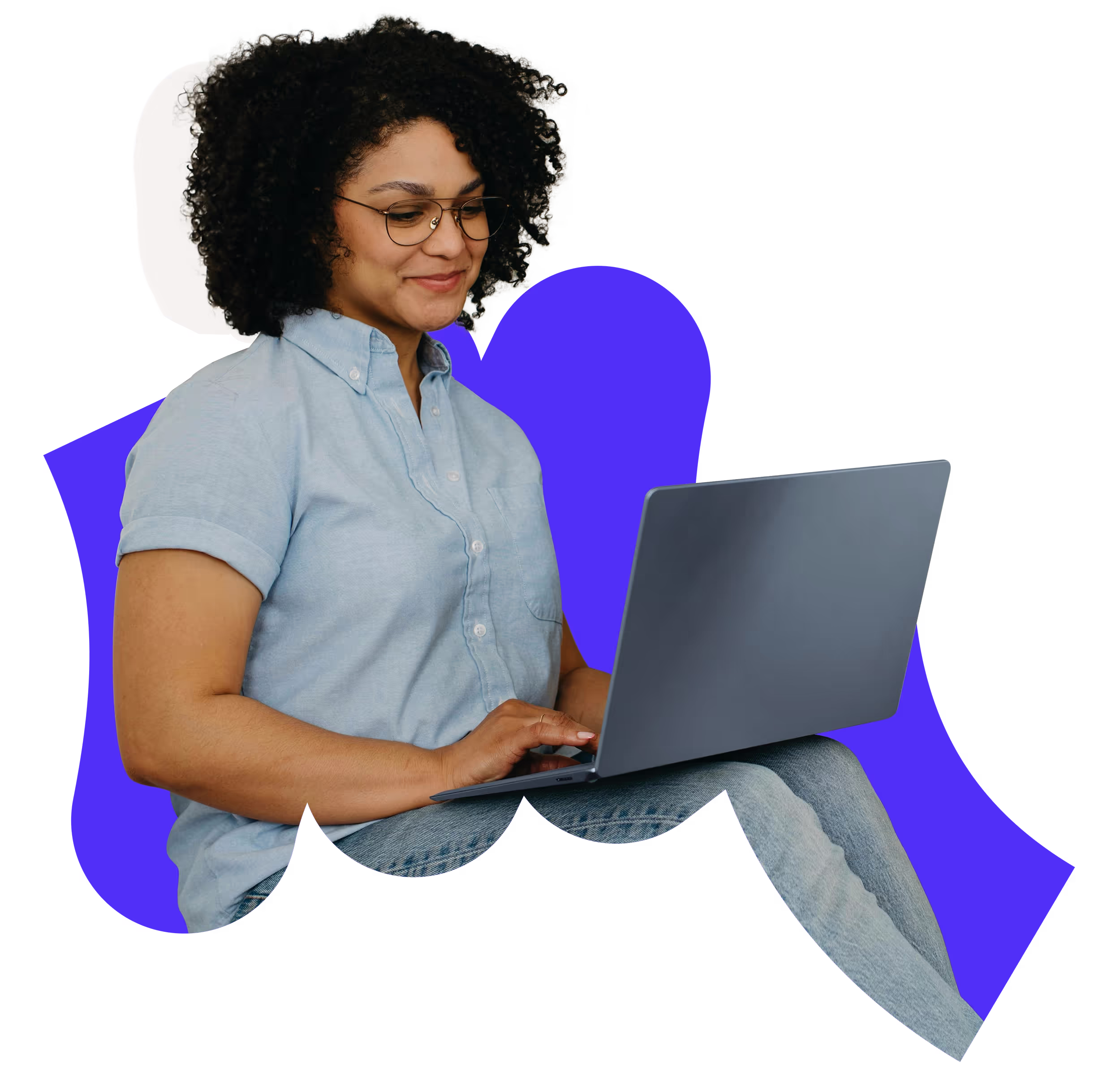 Vrouw die aan het zoeken is naar een huis op Makkr met haar laptop.