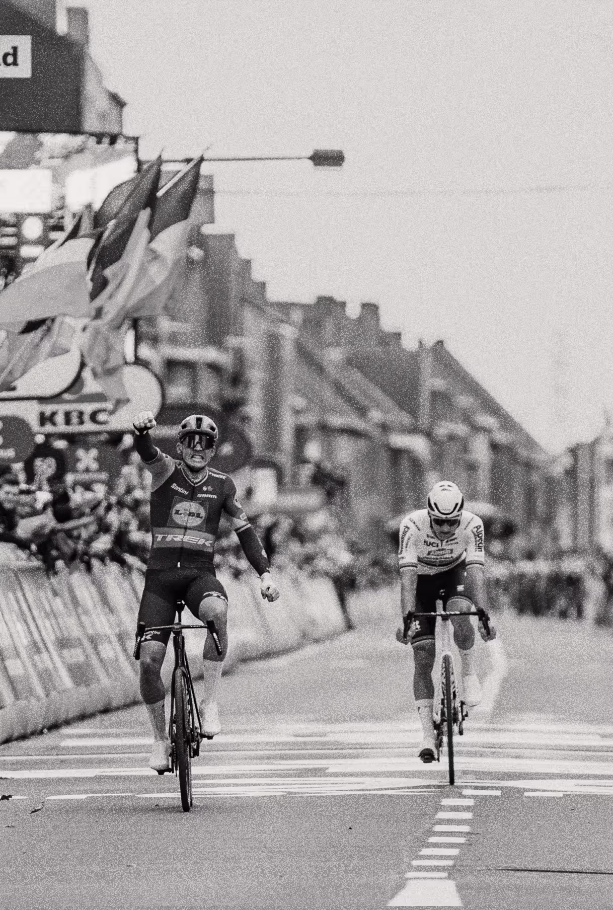 Mads Pedersen beats Matthieu Van Der Poel in Gent-Wevelgem