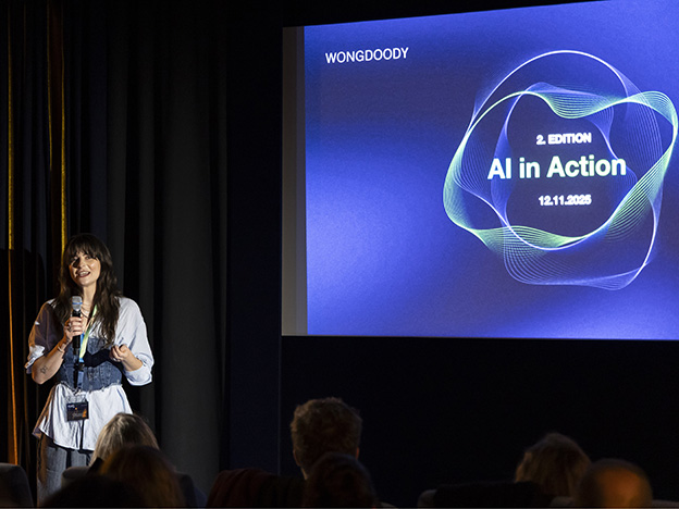 A woman presents about AI
