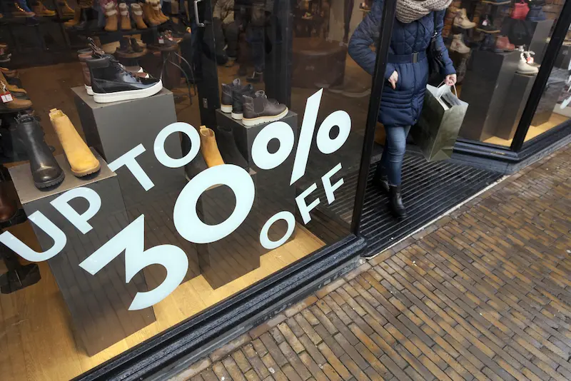 Diseño de escaparate con promoción para una tienda de ropa