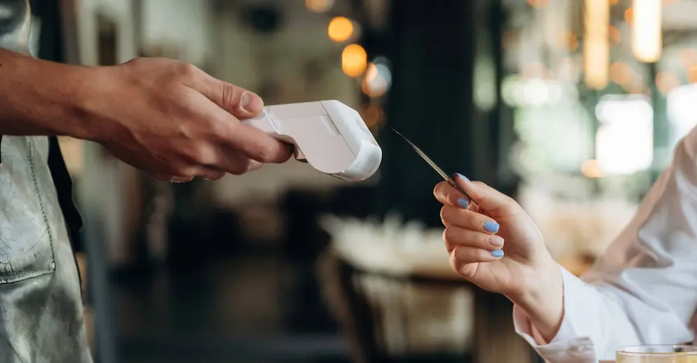 En qué se diferencia una terminal de punto de venta con teclado abierto a una de teclado físico