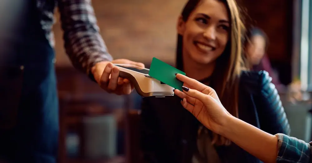 Terminal portátil: qué es, cómo funciona y cómo impulsa la movilidad de pagos en tu negocio