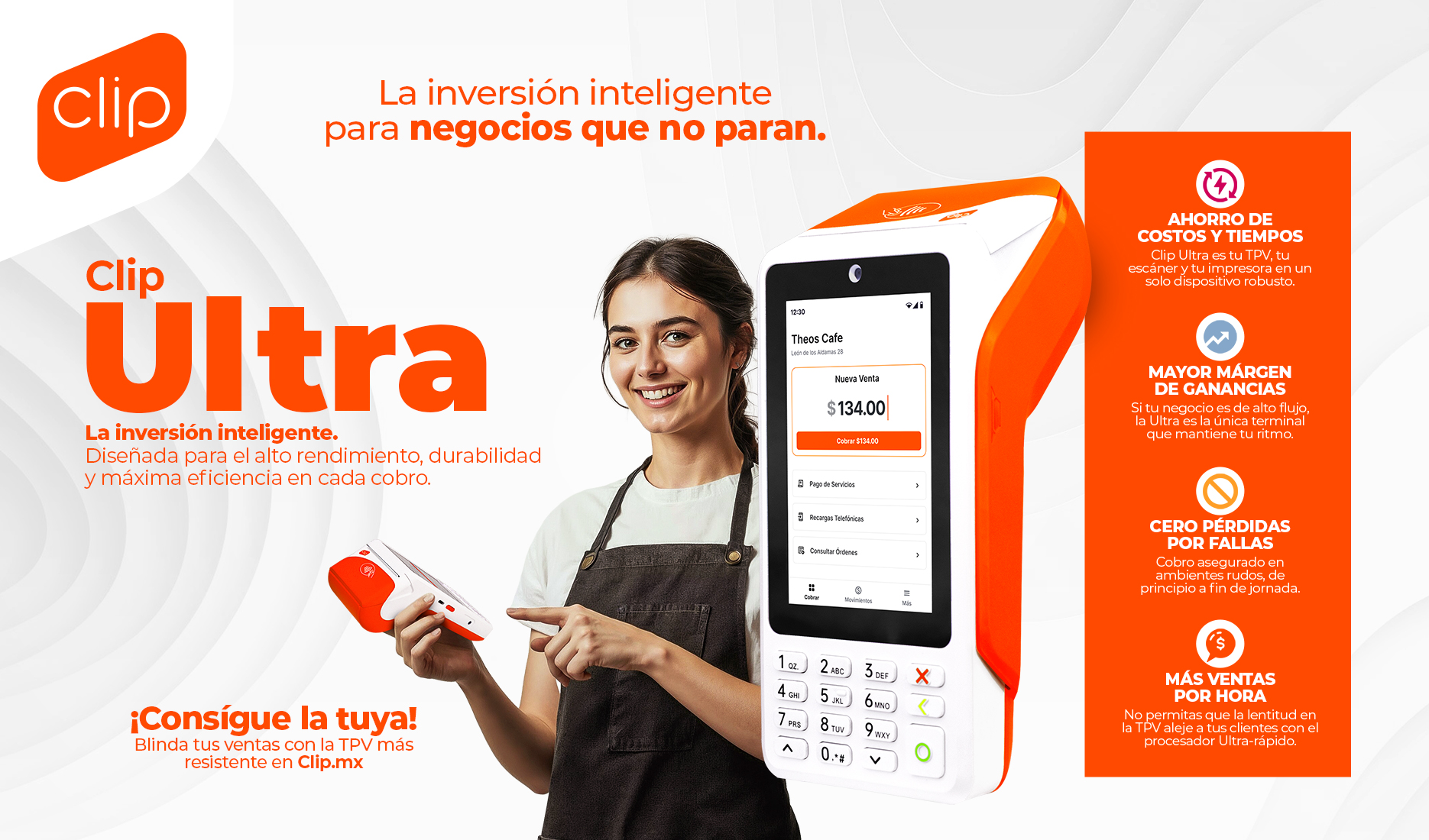 Empleada mostrando la facilidad de cobrar con Clip Ultra