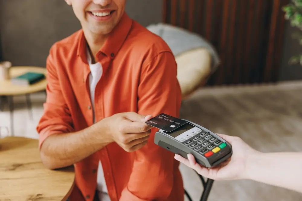 Terminal con SIM vs cobro con celular: decide por movilidad y riesgo de red