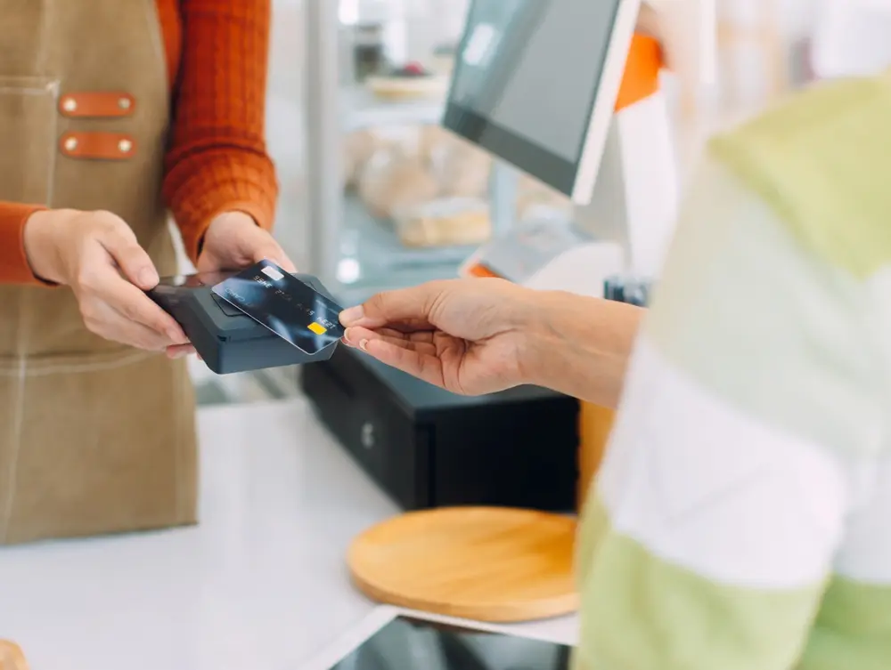 QR, link o contactless: matriz rápida para elegir según ticket