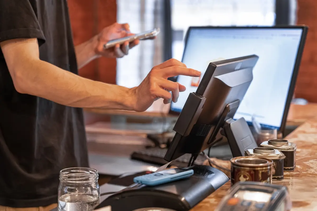 Pantalla de cobro: 5 beneficios de contar con Clip Stand 2 en tu negocio