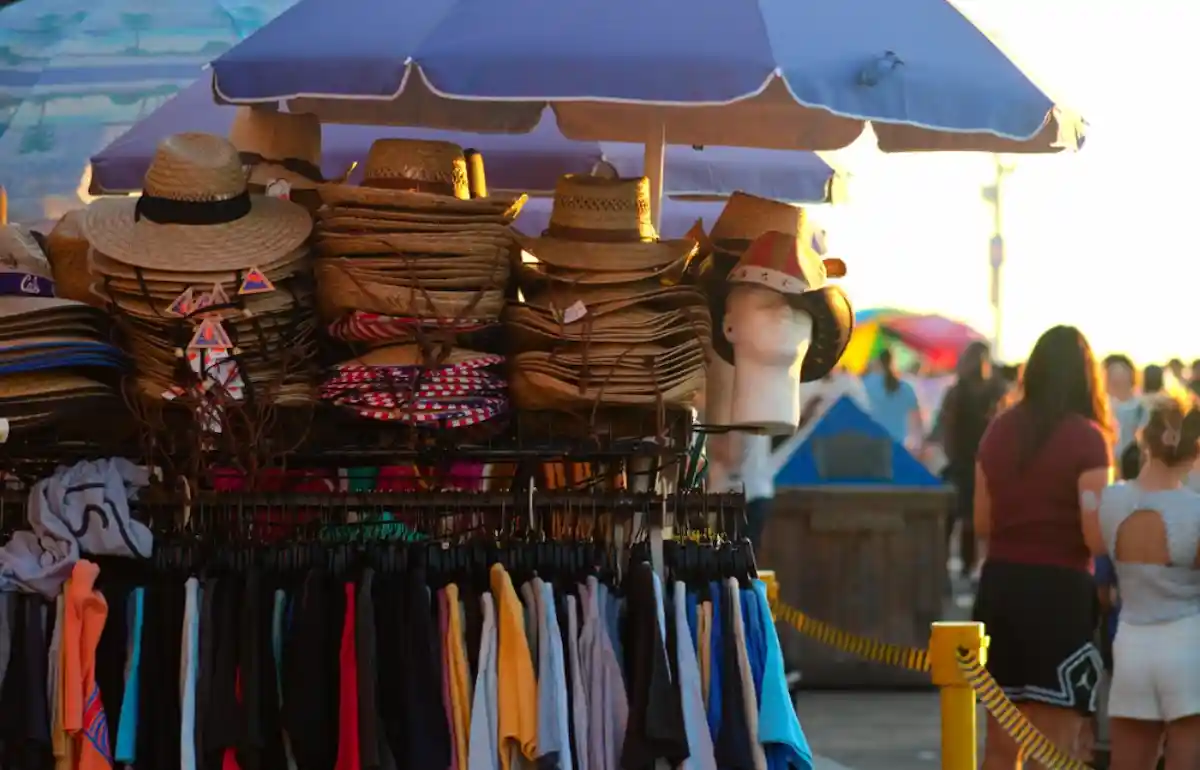 Qué souvenirs y artículos vender en el verano 2026