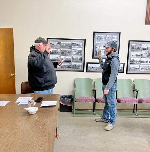 Mayor Brian Graham (left) conducts the swearing in of new Midvale councilman Boden Meyer. Photo credit: Bonnie Evans