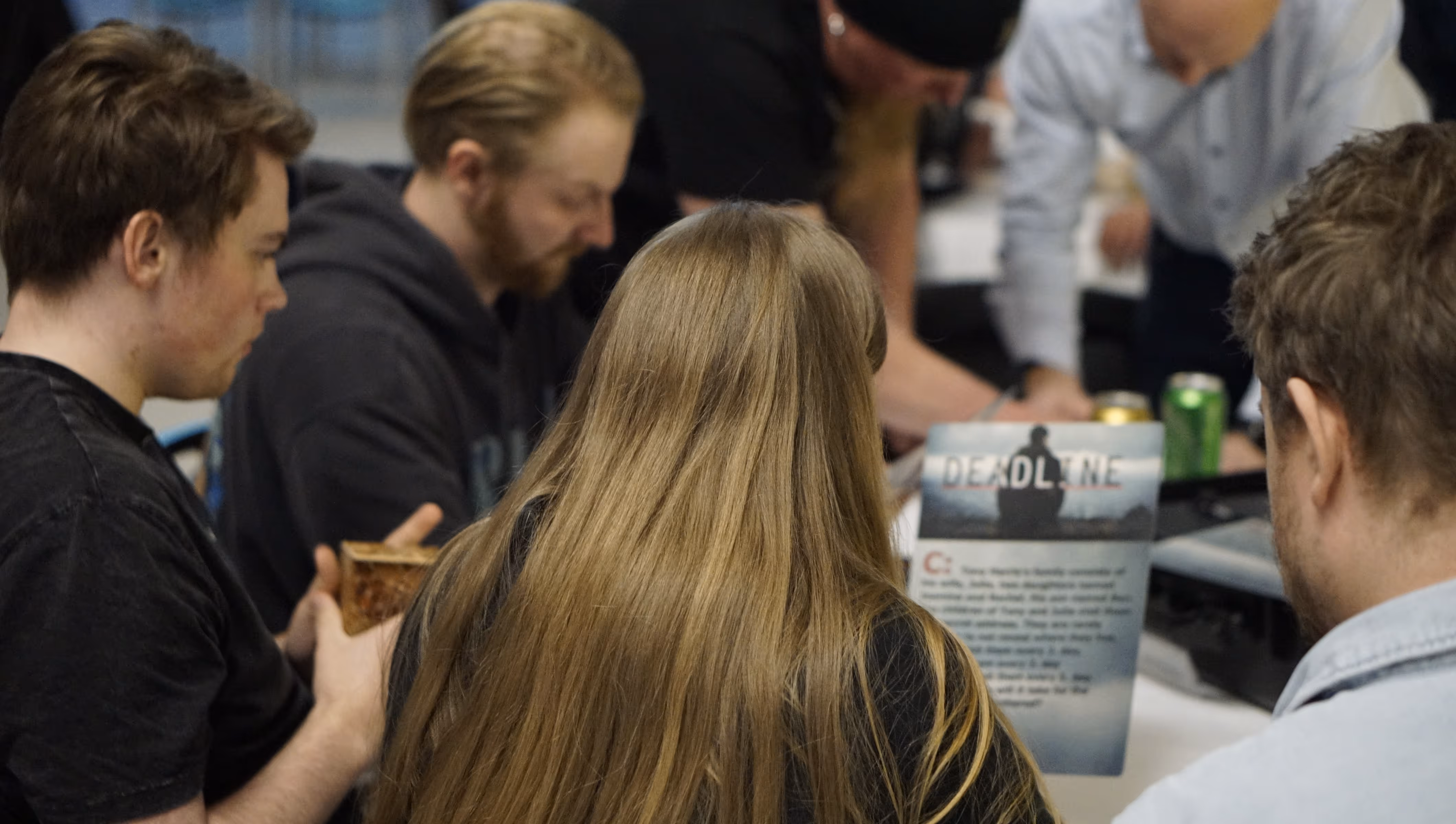 Kofferter er stilt opp på en scene, klart til det mobile escape room spillet Deadline