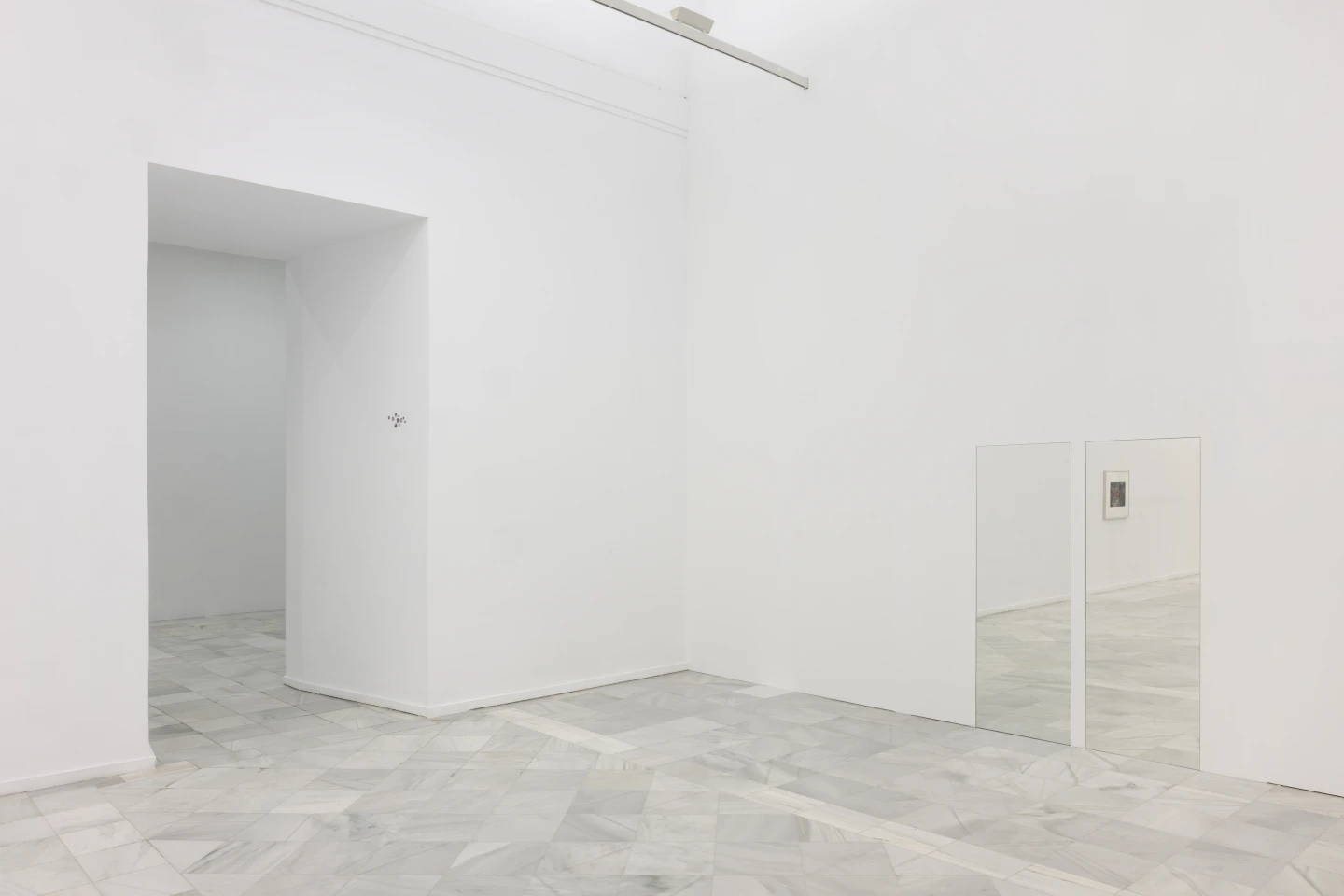 Mirror works in a white gallery in Felix Gonzalez-Torres Sweet Revenge