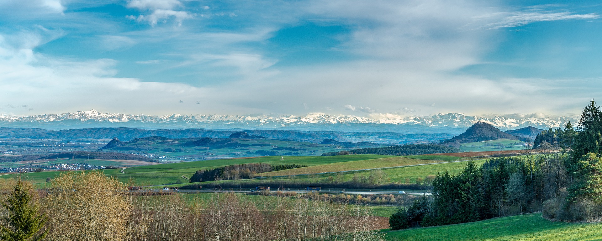 Ein Landschaftsbild der Hegau Berge.