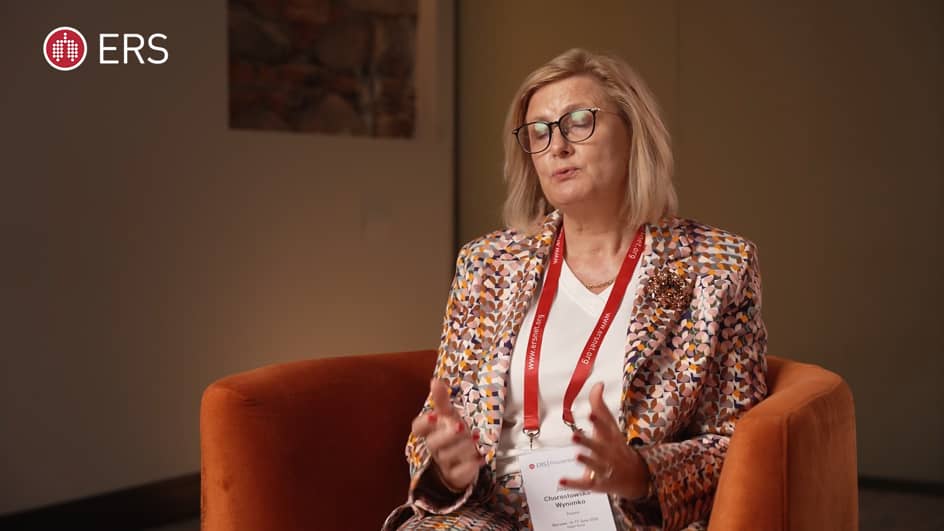 Expert interview from the ERS Presidential Summit in Warsaw, with the speaker seated in an orange chair.