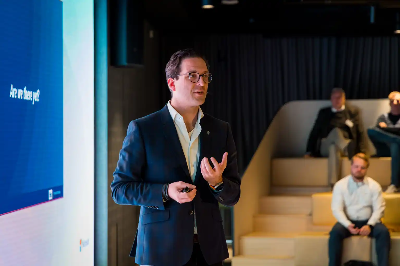 Speaker presenting at the HSO Microsoft event