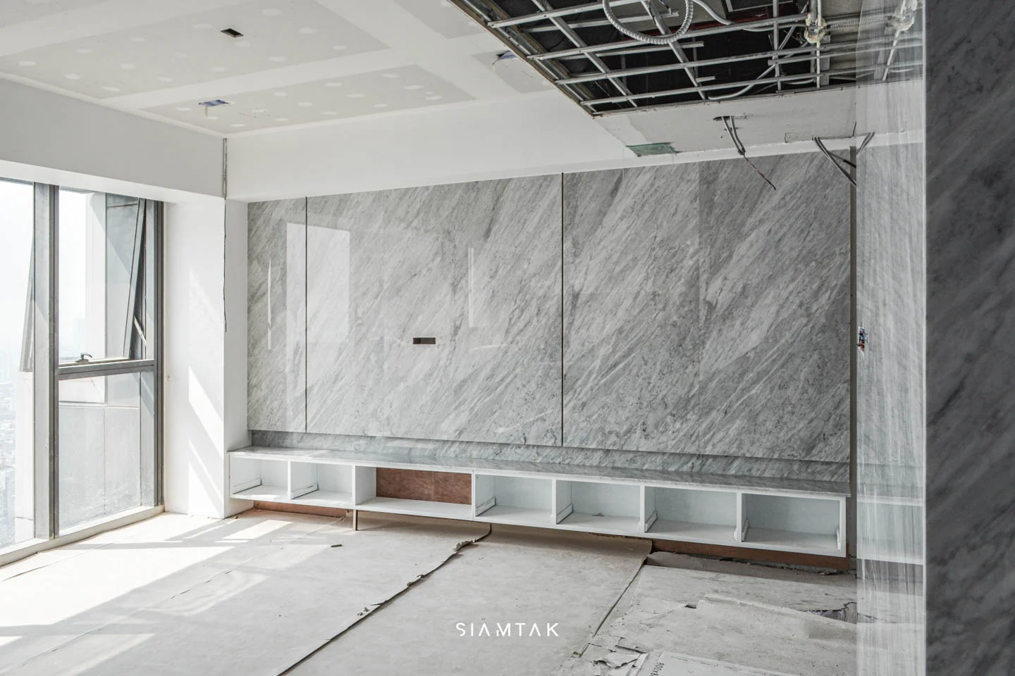 Die Wohnzimmerwand besteht aus weißem Carrara -Marmor.