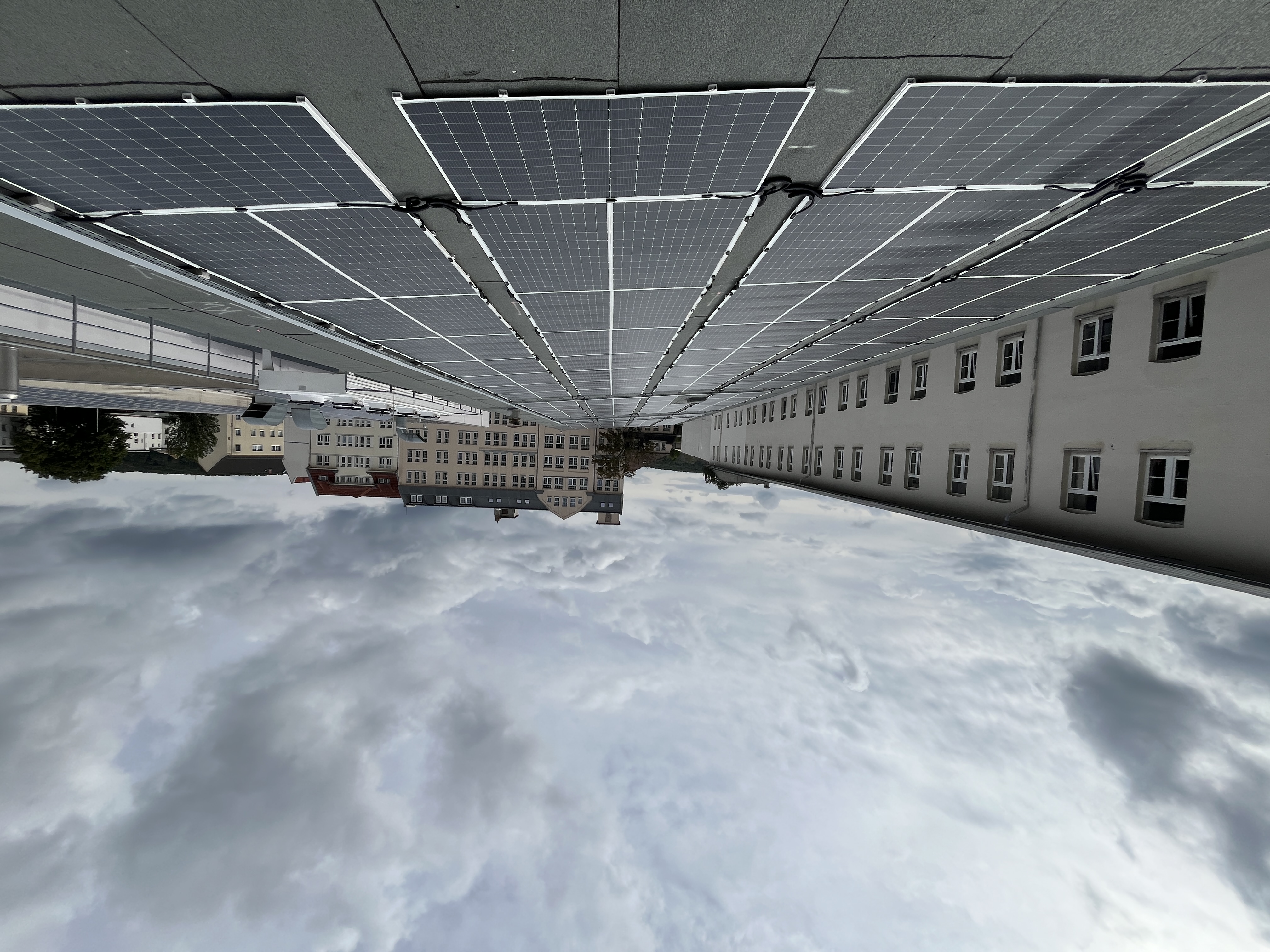 Innovative Leichtbau-Photovoltaik für eine soziale Einrichtung