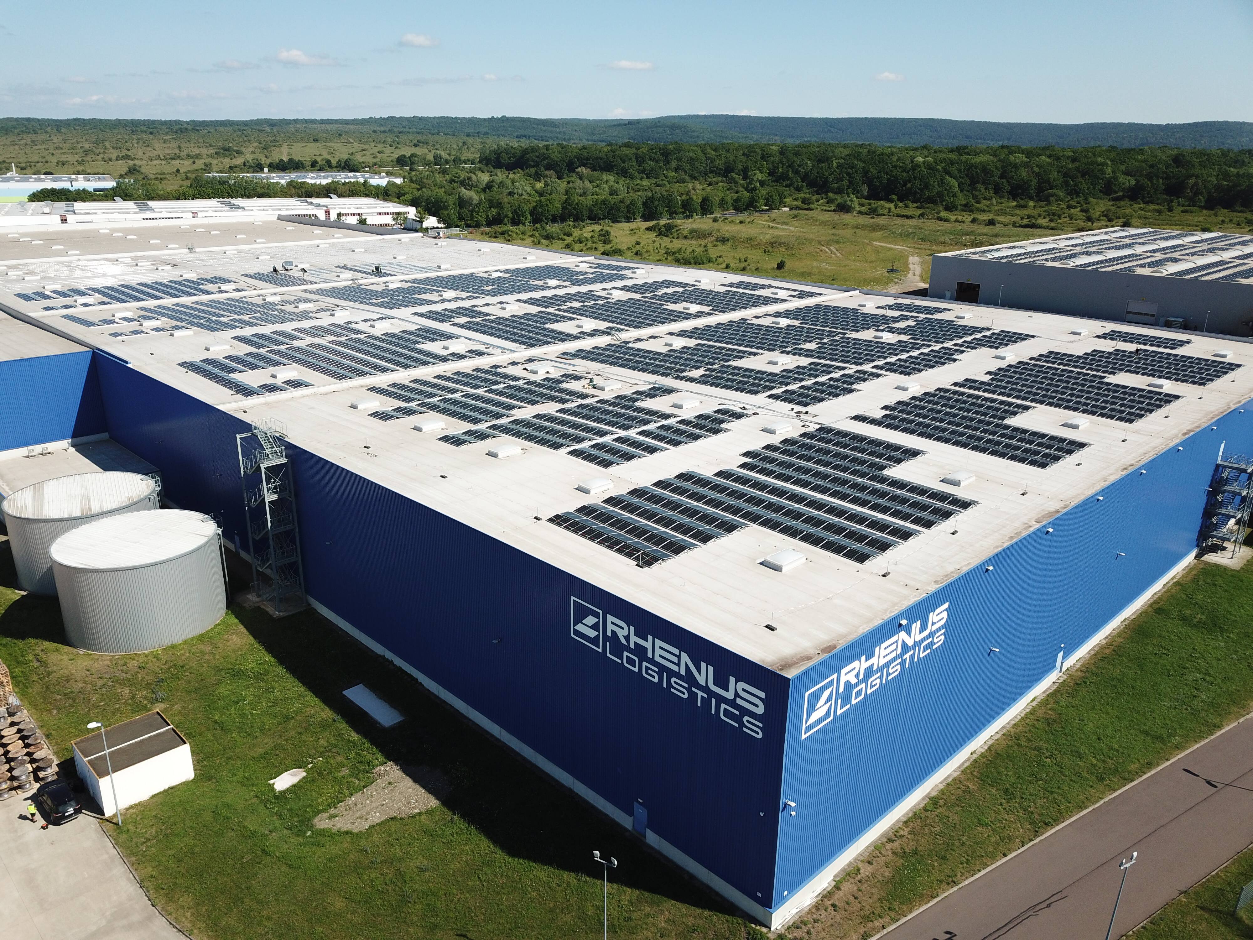 Grüne Logistik für Rhenus: 2,4 MWp Photovoltaik auf Folienleichtdach