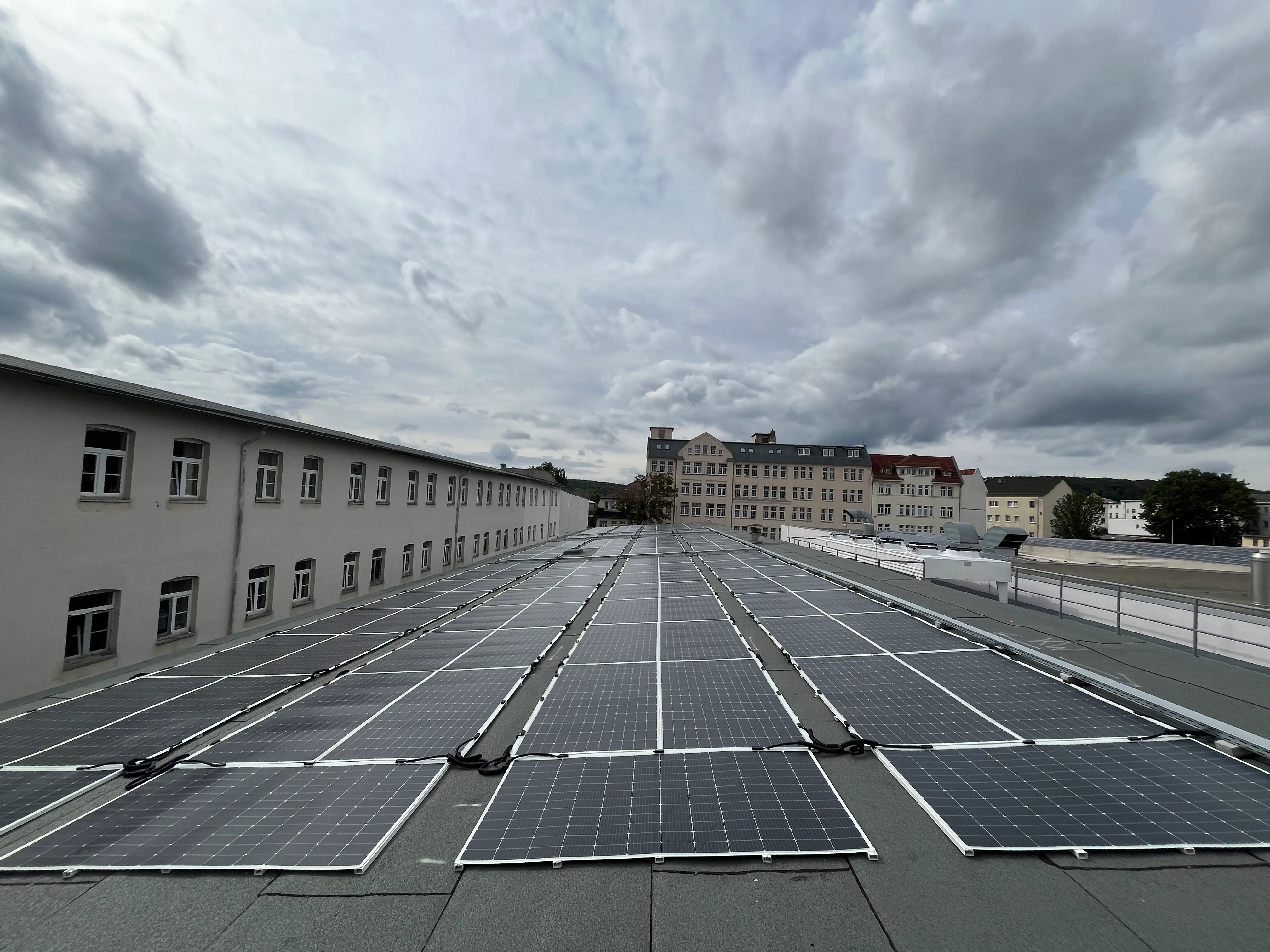 Innovative Leichtbau-Photovoltaik für eine soziale Einrichtung
