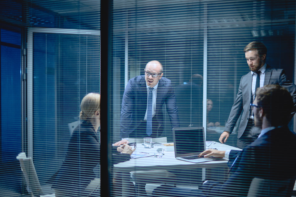 Homme consultant un écran lors d'une gestion de crise