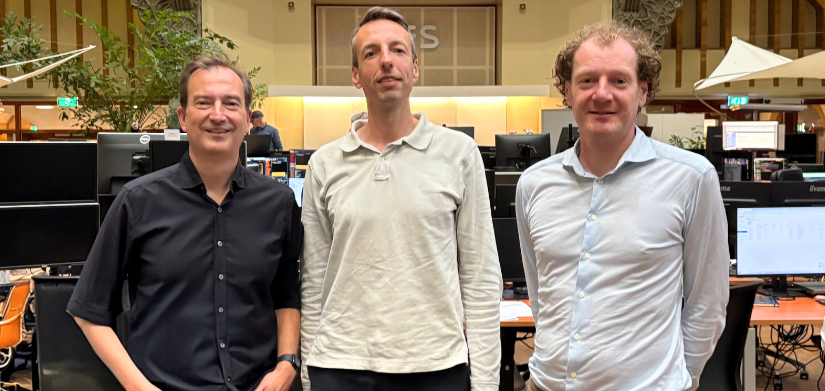 gastheer Pieter Kort, analist Hildo Laman en Arne Petimezas, hoofd research bij AFS Interest