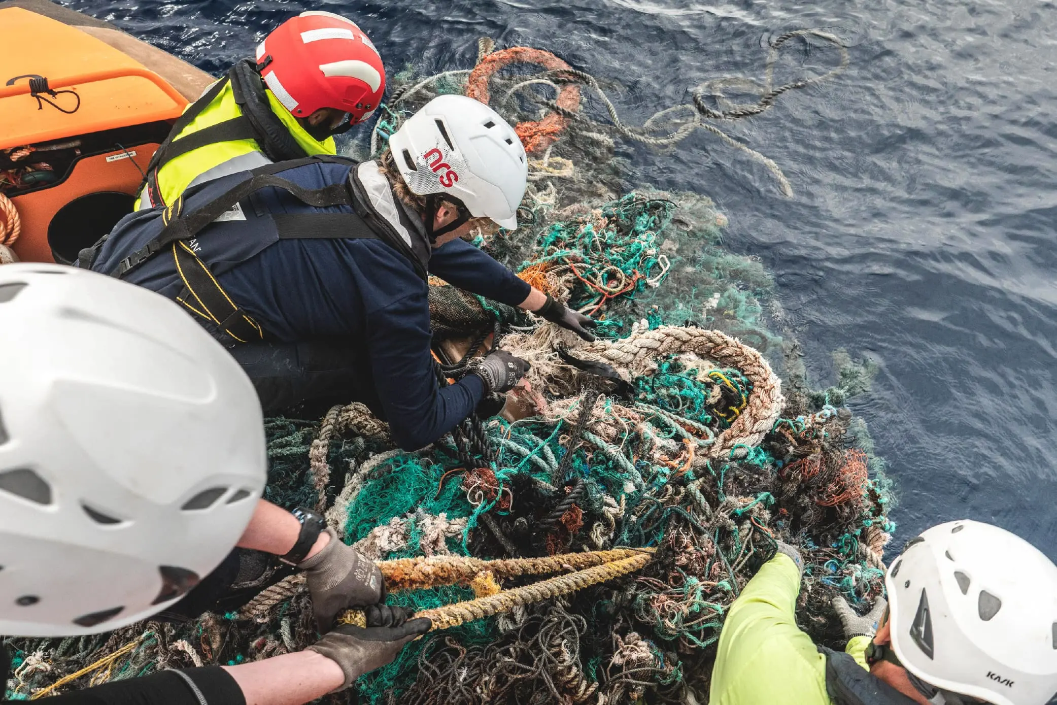 cleaning the ocean with helping hands