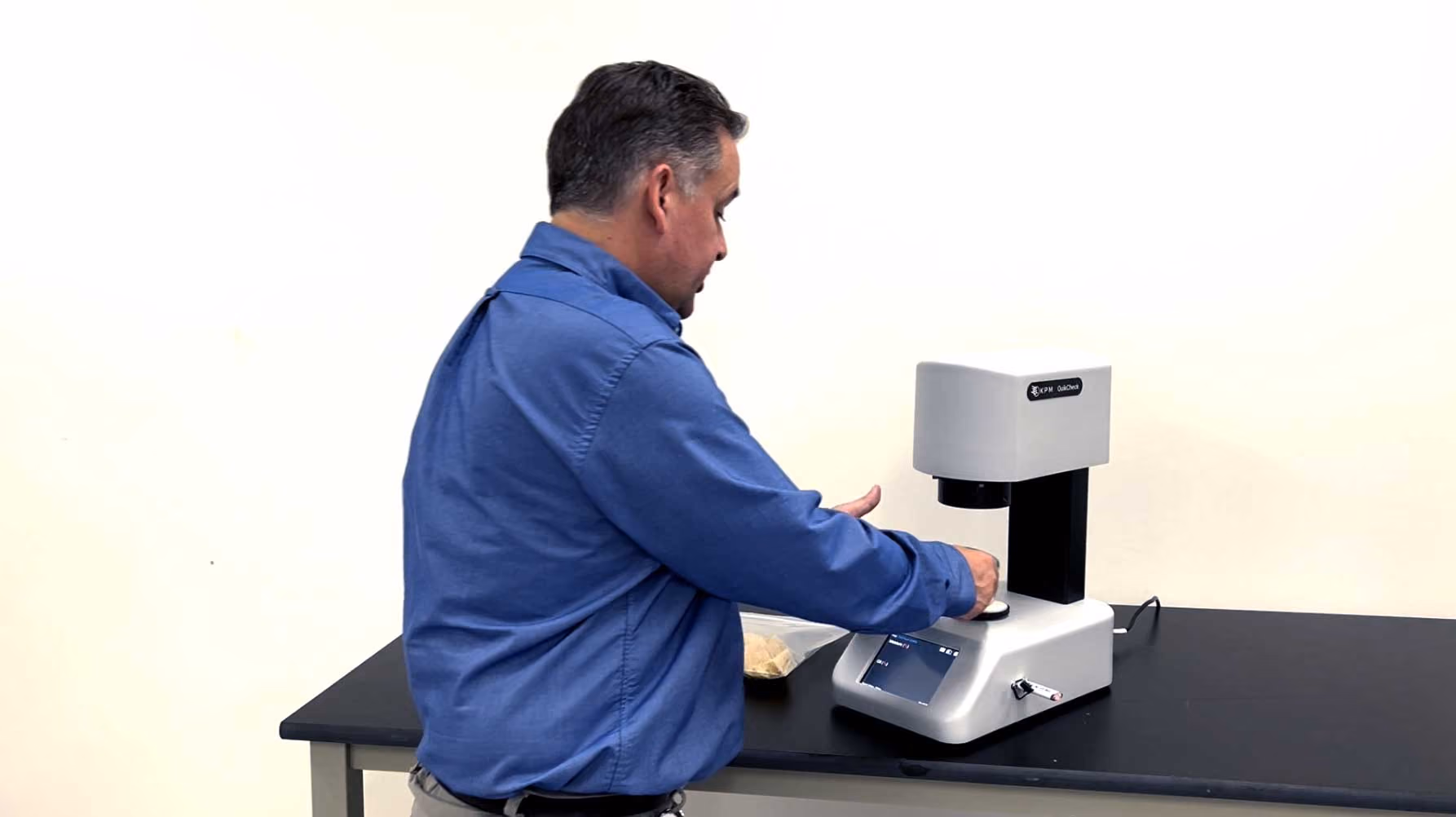 Découvrez pourquoi nous l'appelons QuikCheck dans cette démonstration de 60 secondes. L'analyseur NIR QuikCheck de Process Sensors Corporation est un outil simple et robuste utilisé pour vérifier la teneur en humidité et en matières grasses en moins de 10 secondes, permettant aux opérateurs de prendre des décisions fondées sur des données concernant la qualité du produit.