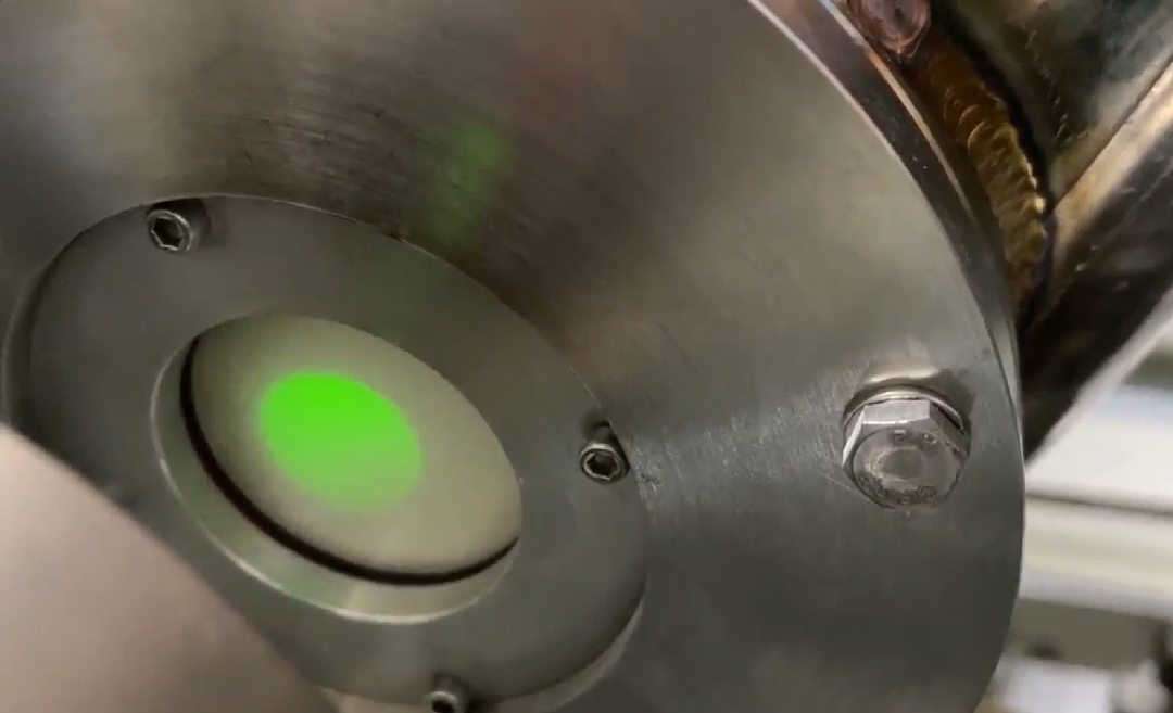 Sapphire Sight Window (51 mm dia.): Enables look-in analysis of products in chutes