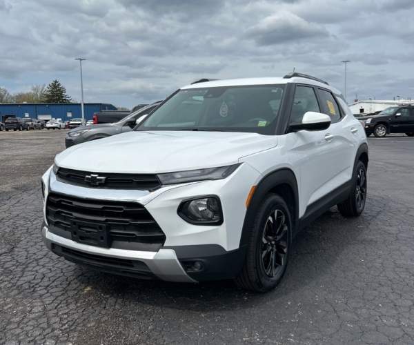 A 2022 Chevrolet Trailblazer in a dealer parking lot