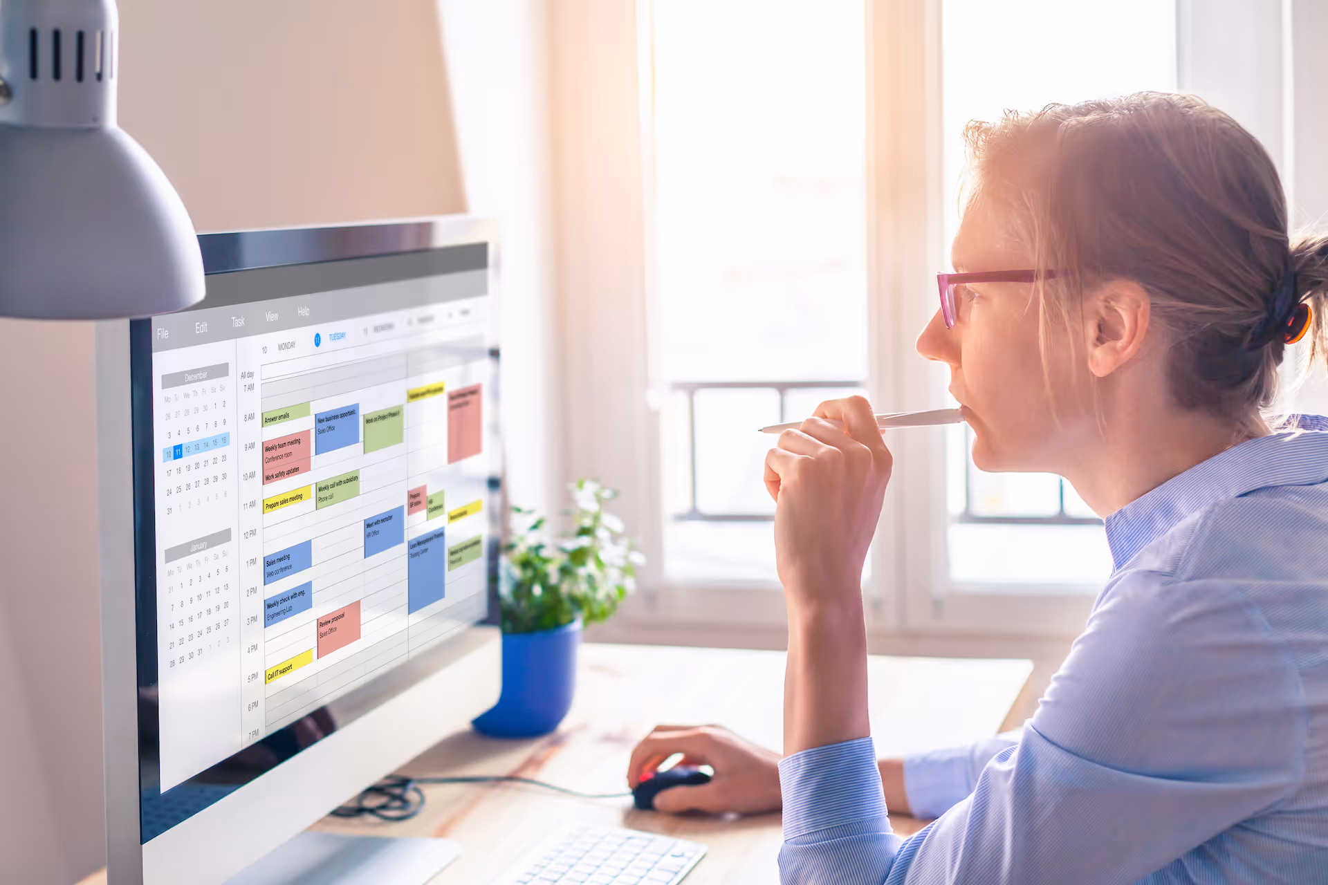 Person using a calendar on a computer