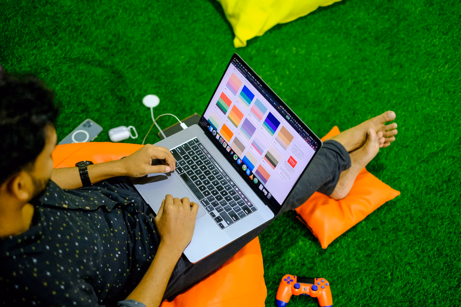 Man uses color-coded calendar app