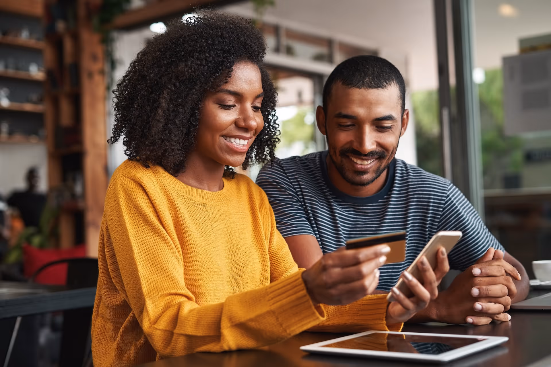 making an online payment in cafe