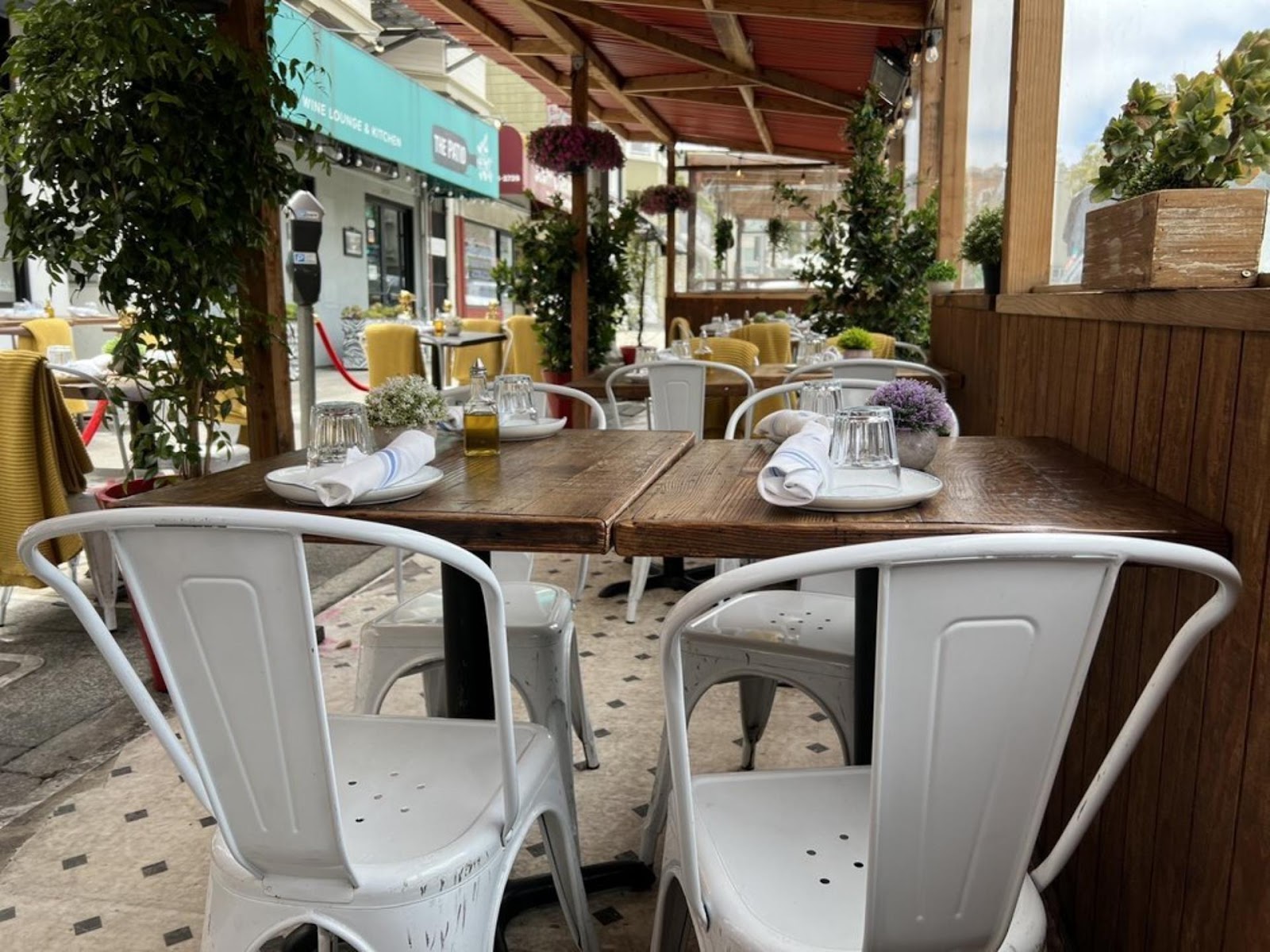 exterior seating at Roma Antica restaurant