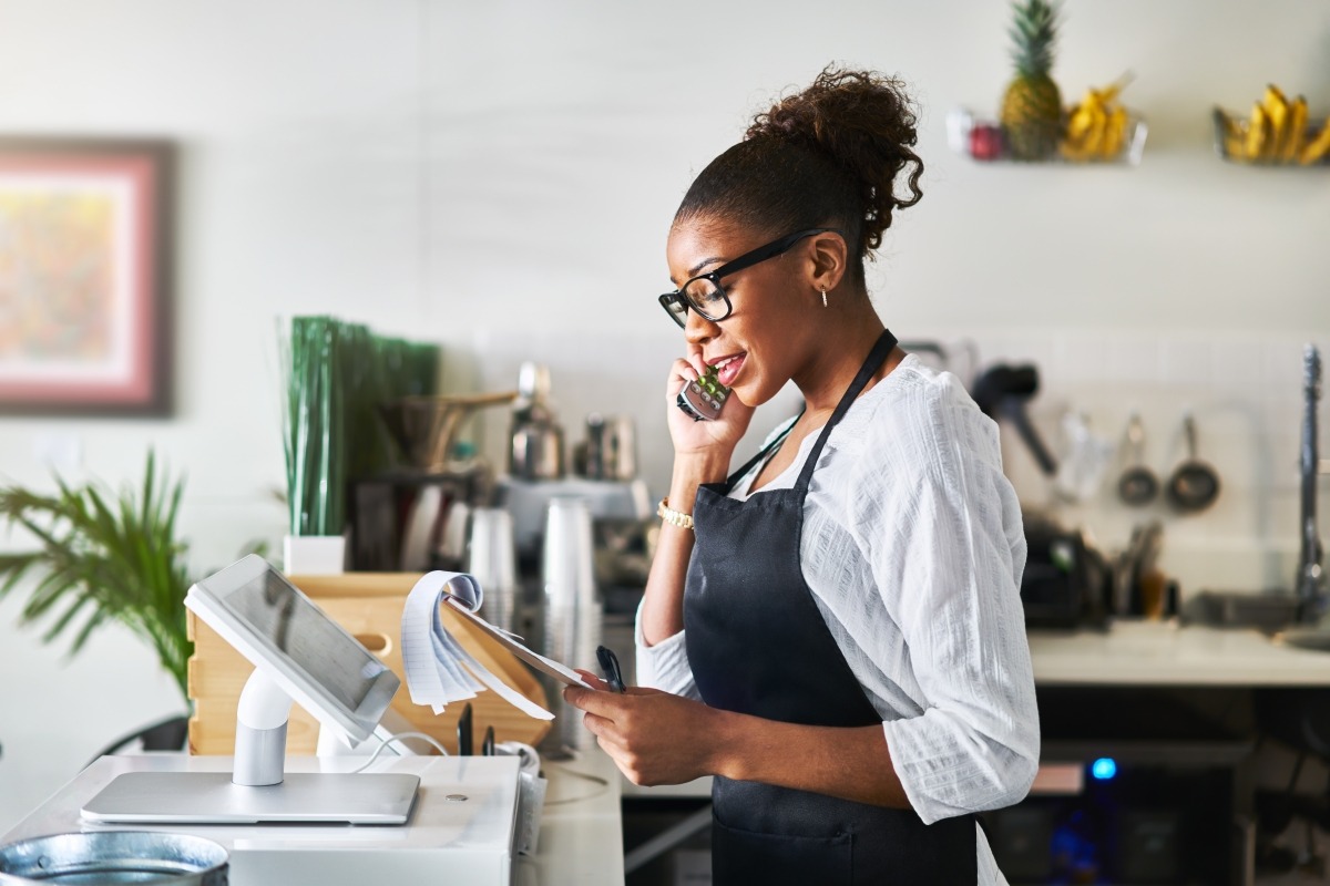 Restaurant employee taking a phone order ,voice AI answering services for restaurants.