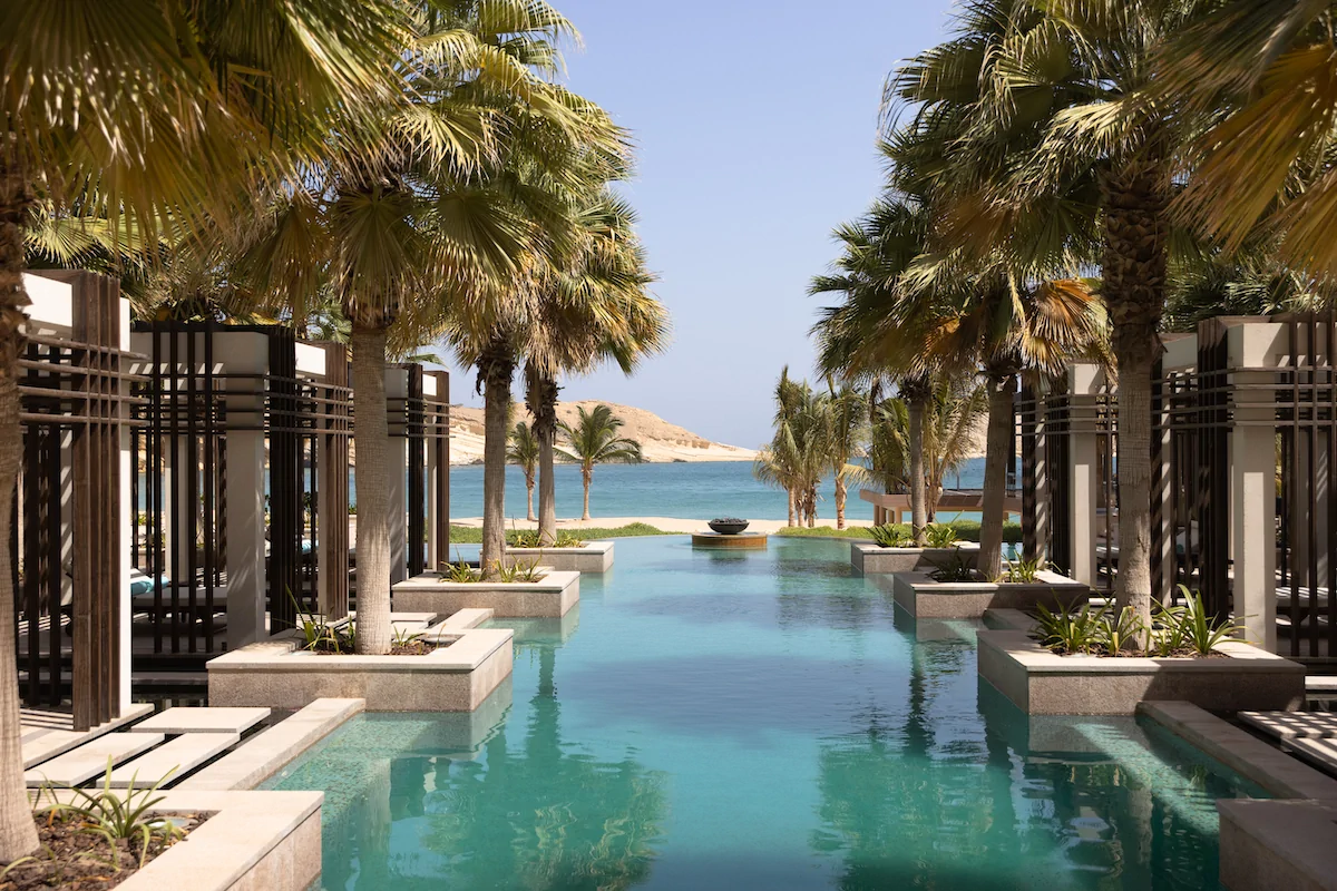 Langer Pool mit Palmen im Oman