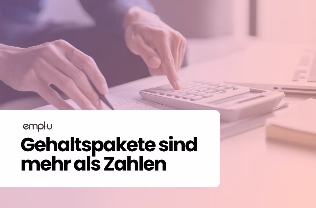 Mann rechnet seine Gehaltspakete aus