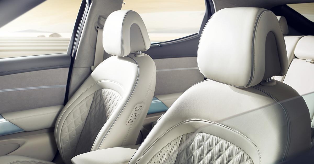 Intérieur du Genesis GV60 offert en Gris Cendré et Blanc Glacier