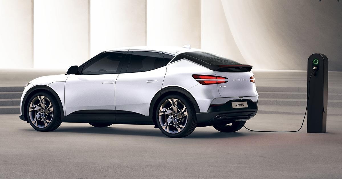 Vue extérieure latérale d'un Genesis GV60 pendant la recharge