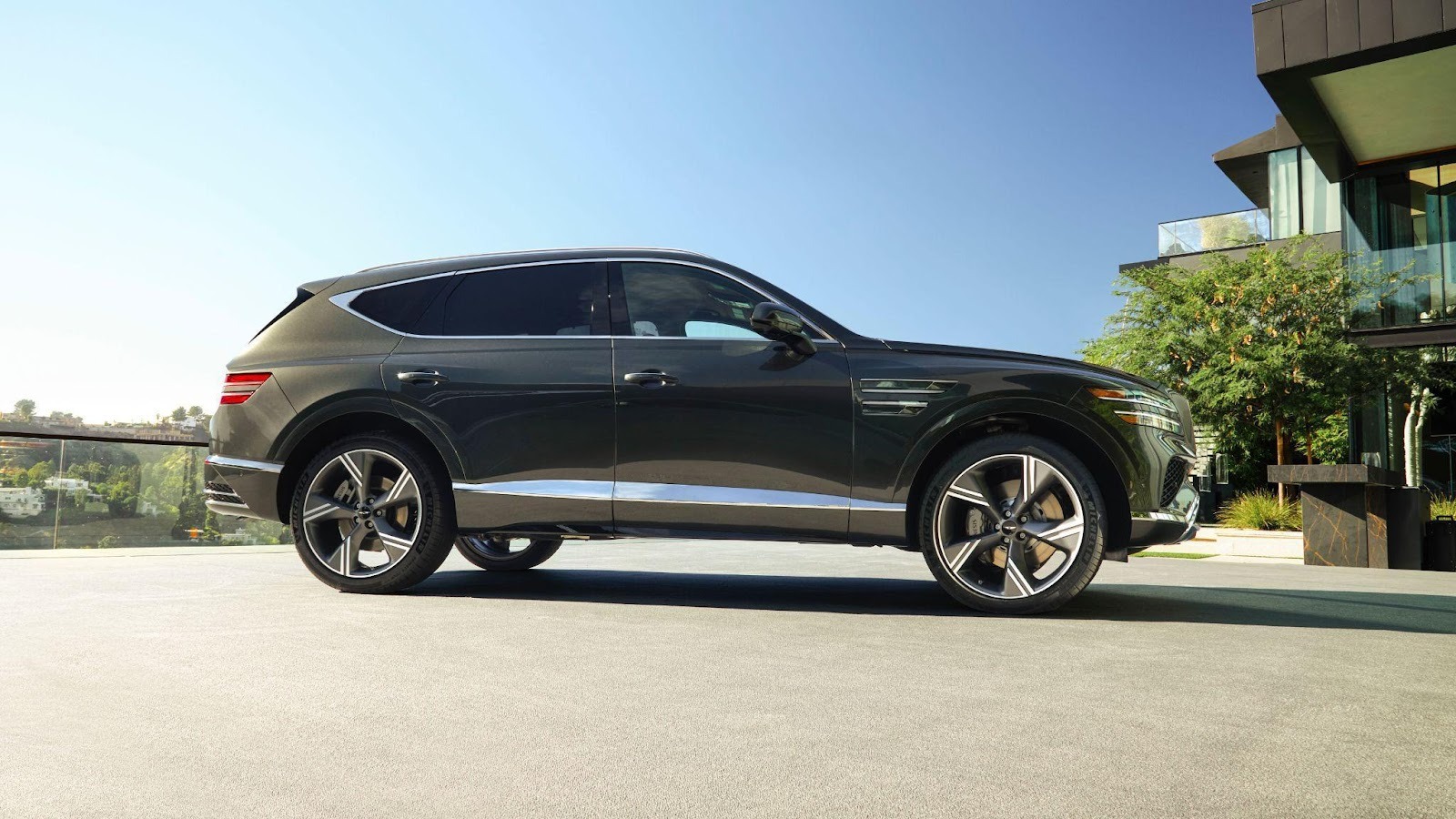 Side exterior view of Genesis GV80