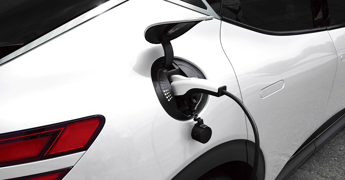 Gros plan du port de chargement du Genesis GV60 branché