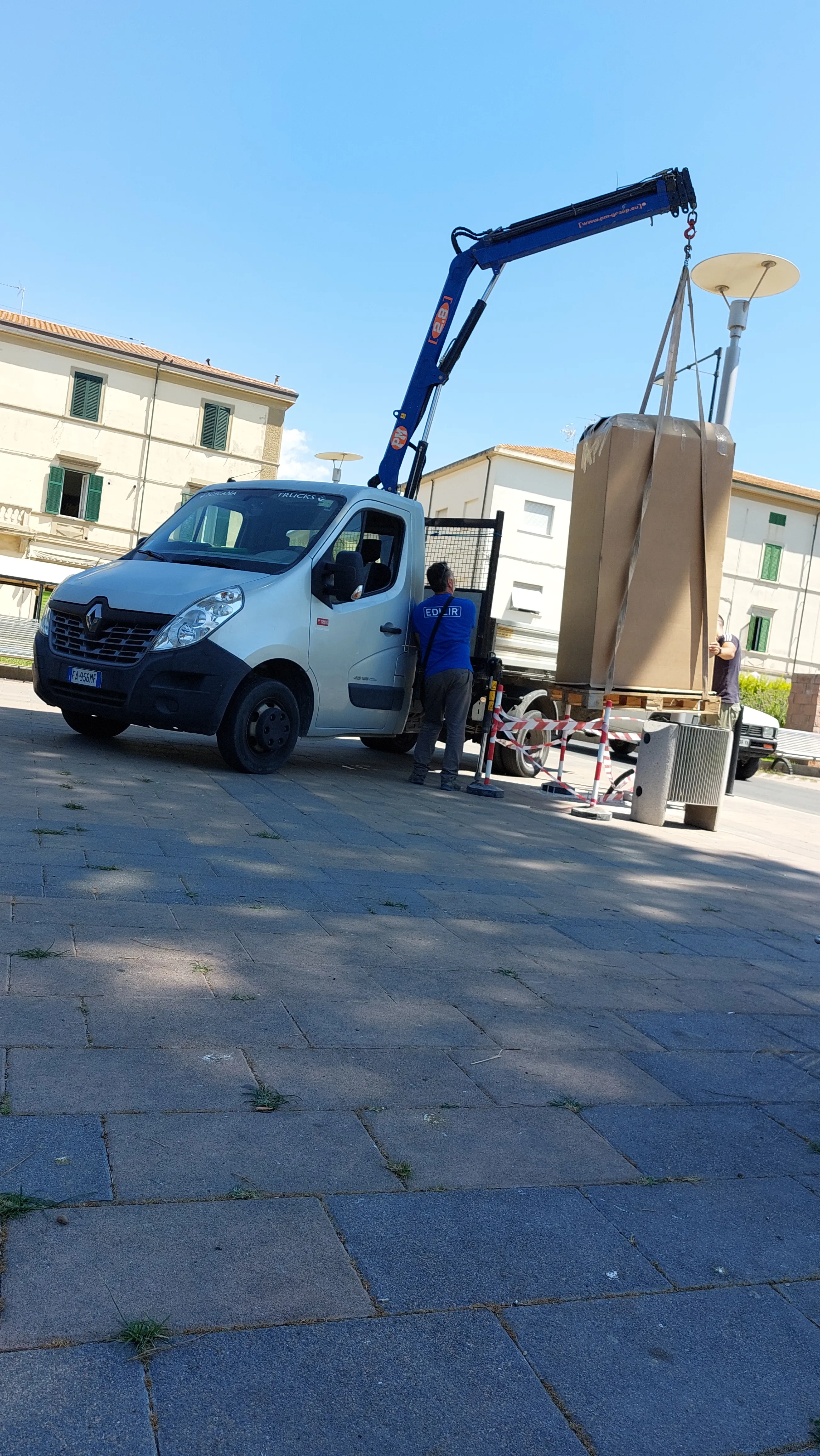 Installation of an outdoor Live Castagneto digital totem