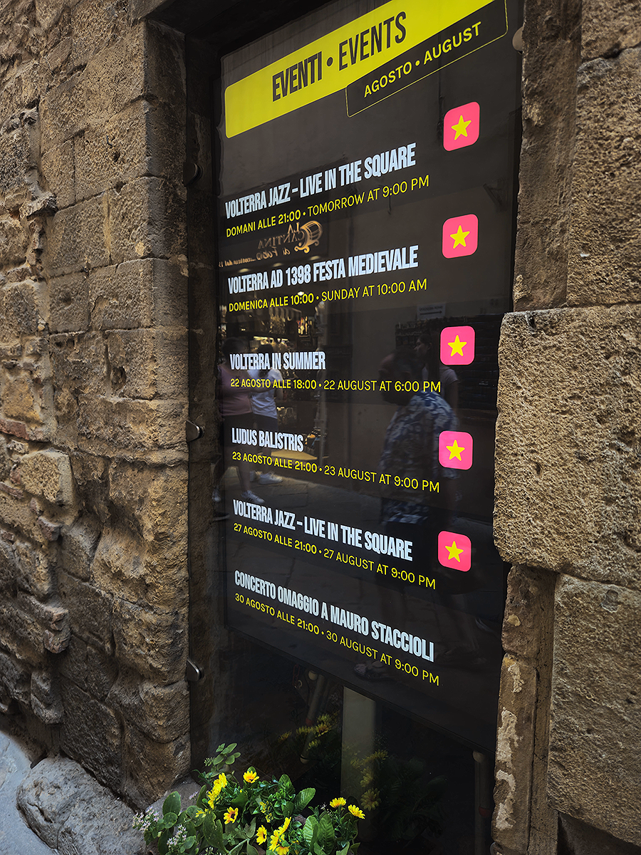 Display with events on the street, Live Volterra by Livesignage