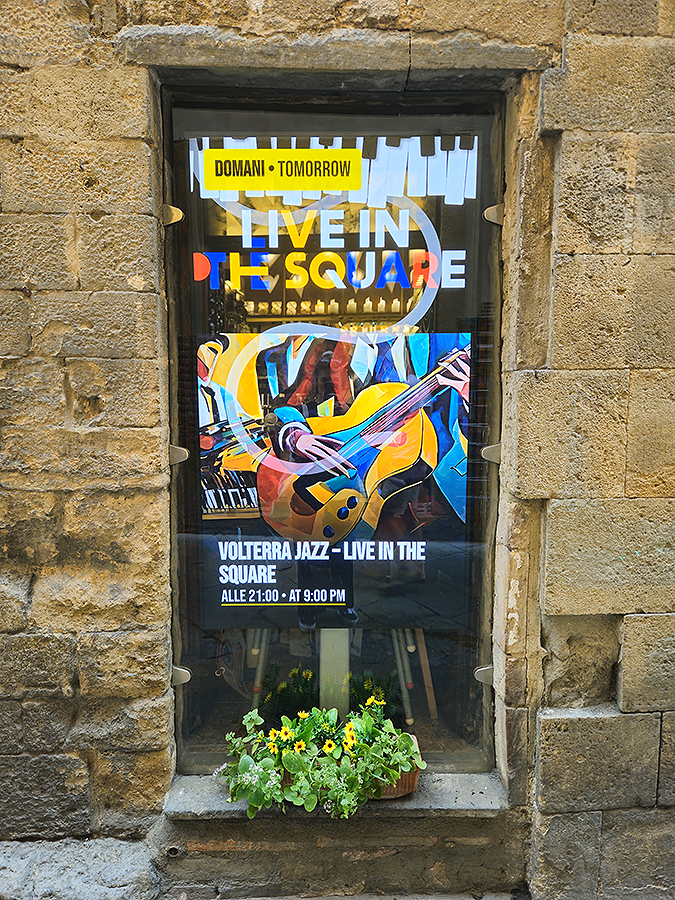 Real time events on display in Volterra developed by Livesignage