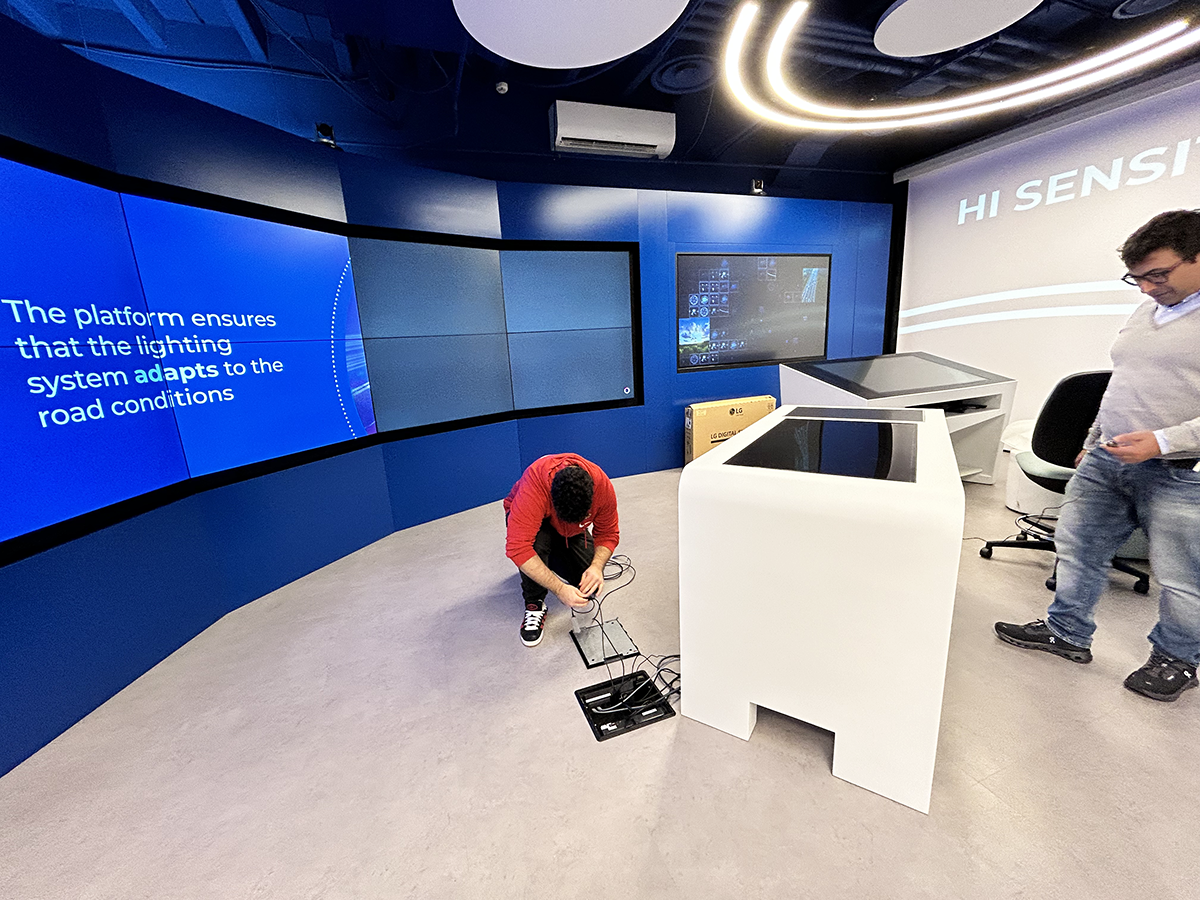 Movyon Experience Designer and Controller Livesignage Project